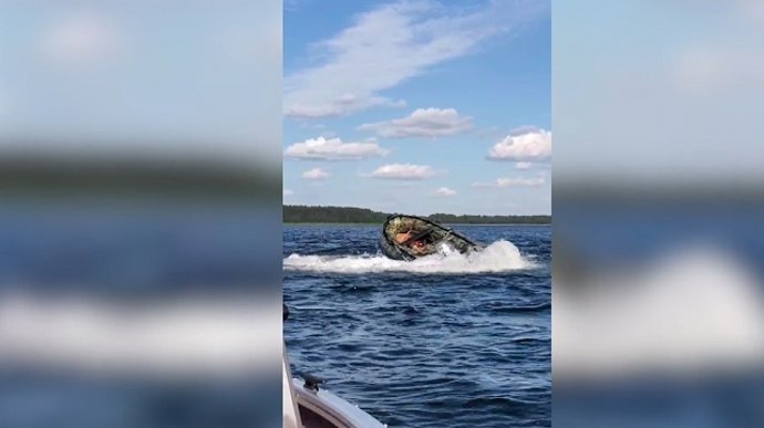 Rescatan a un pescador que había perdido el control de su bote