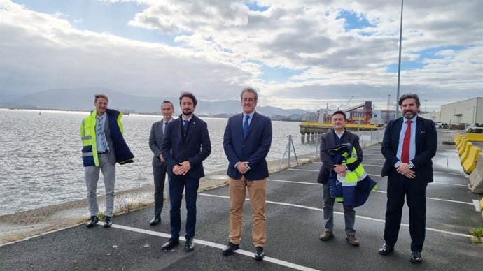 El presidente del Puerto de Barcelona, Dami Calvet, visita el Puerto de Santander