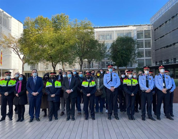 Imagen del conseller de Interior, Joan Ignasi Elena; el comisario jefe Josep Maria Estela y otros mandos del cuerpo