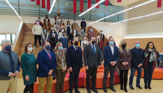 Autoridades en la inauguración de EmprendeUCO.