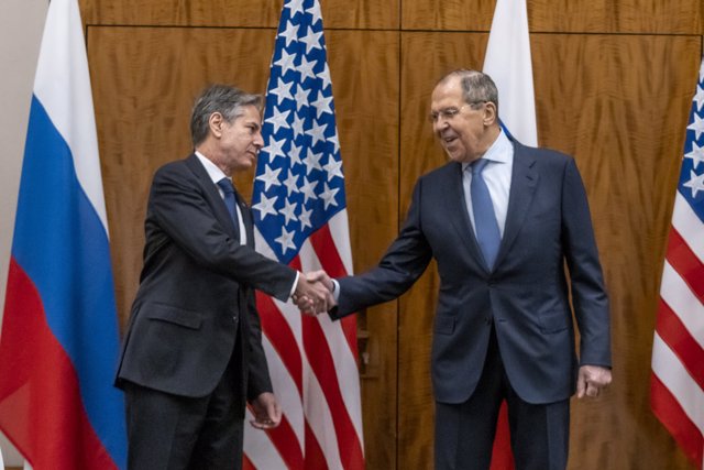 El secretario de estado de EEUU, Antony Blinken y el ministro de Exteriores ruso Sergey Lavrov se saludan antes de su reunión sobre Ucrania en Ginebra. Ronny Przysucha/US Department of State/dpa 