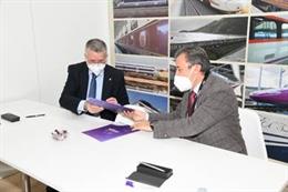 El alcalde de Tarragona, Pau Ricom, y el director del área de negocio de alta velocidad y servicios comerciales de Renfe, Francisco Artega