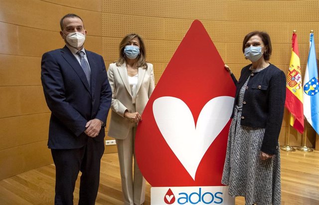 El director xeral de Asistencia Sanitaria del Sergas, Jorge Aboal, acompañado de la directora de la Axencia Galega de Doazón de Órganos e Sangue (ADOS), Marisa López, presentan el balance de actividad de donación y trasplantes en Galicia de 2021.