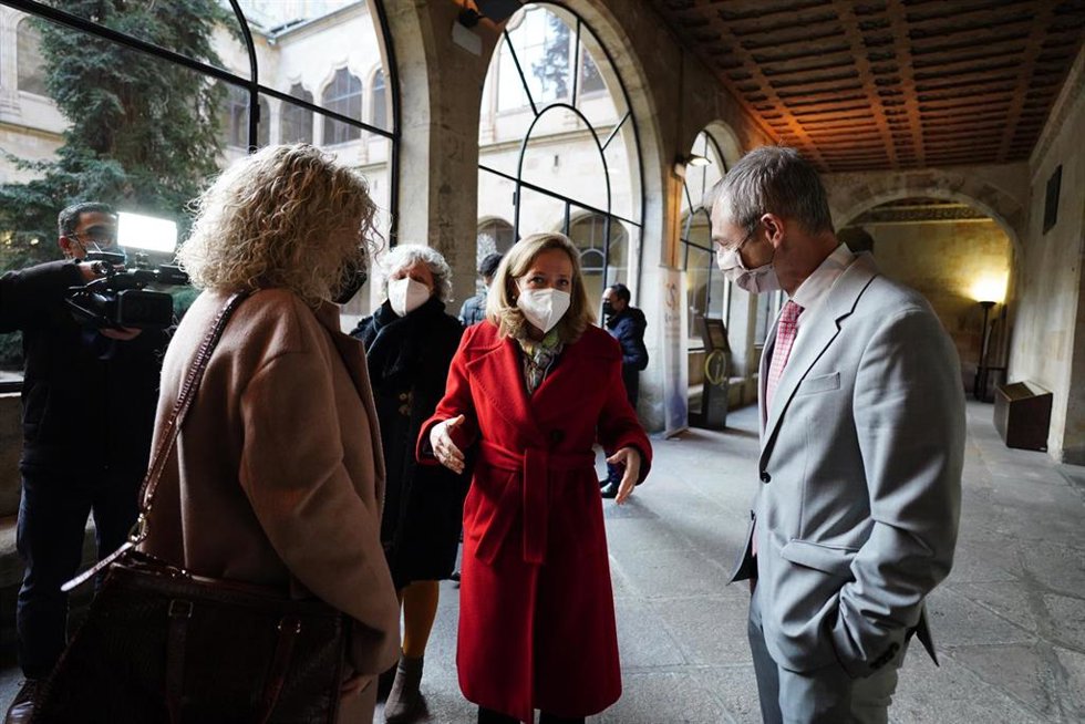 (I-D) La vicerrectora de estudiantes, Celia Aramburu; la subdelegada del Gobierno de Salamanca, María Encarnación Pérez; la vicepresidenta primera y ministra de Asuntos Económicos, Nadia Calviño y el rector de la Universidad de Salamanca, Ricardo Rivero.