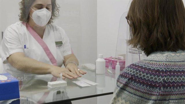 Farmacias valencianas comienzan a notificar a la Conselleria de Sanidad los positivos en los test de antígenos