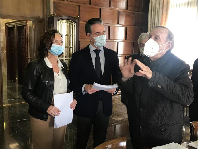 El presidente de la Asociación de Vecinos Tomás Pelayo, José Lázaro, entrega al consejero de Urbanismo, Victor Serrano, las 1600  firmas para constrir parking en la calle Embarcadero de Casablanca, con la presidenta de la  Junta de Distrito, Carmen Rouco