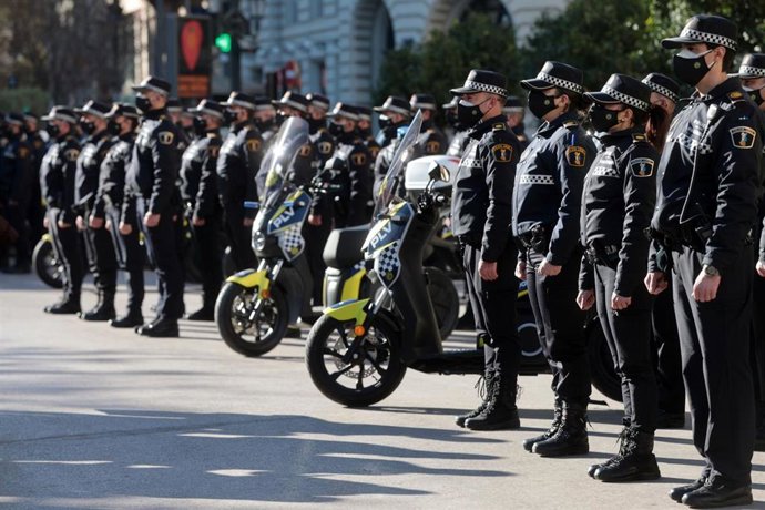 Archivo - Un total de 77 nuevos agentes y 29 vehículos se incorporan a la Policía Local de  Valncia para "rejuvenecer y mejorar" el servicio