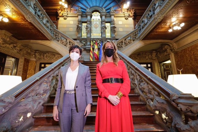 La nueva delegada del Gobierno en Catalunya, Maria Eugnia Gay, con la ministra y portavoz del Gobierno, Isabel Rodríguez.