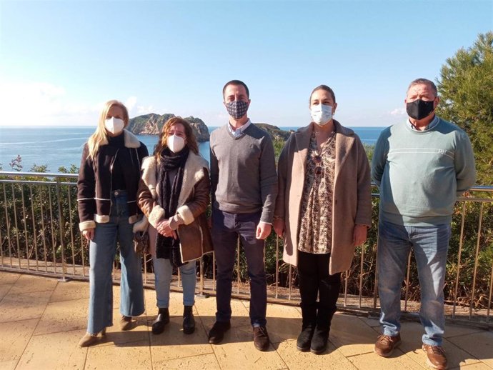 El portavoz del PP en el Consell de Mallorca, Lloren Galmés, acompañado por la portavoz en el Ayuntamiento de Calvi, Luisa Jiménez y los regidores Rosa García, Antonio Alarcón y Loly Godoy.
