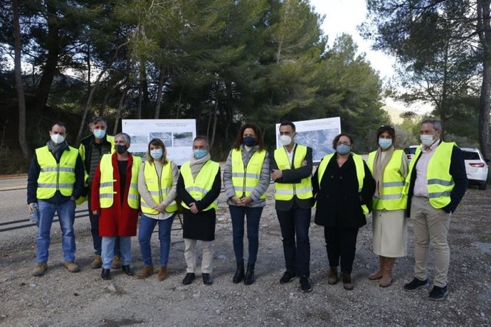 La presidenta del Consell, Catalina Cladera; el conseller insular de Movilidad e Infraestructuras, Ivan Sevillano; el alcalde de Andratx, Antoni Mir y regidores del municipio en el inicio de las obras de la nueva rotonda de Camp de Mar.
