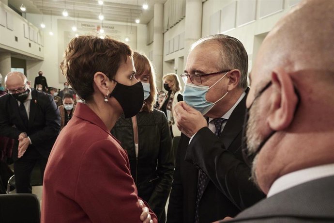 Archivo - La presidenta María Chivite conversa con el alcalde de Pamplona, Enrique Maya (archivo)