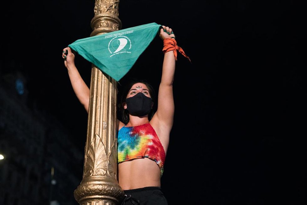 Archivo - Una mujer celebra la aprobación de la legalización y despenalización del aborto en Argentina, en Buenos Aires, Argentina, a 30 de diciembre de 2020.