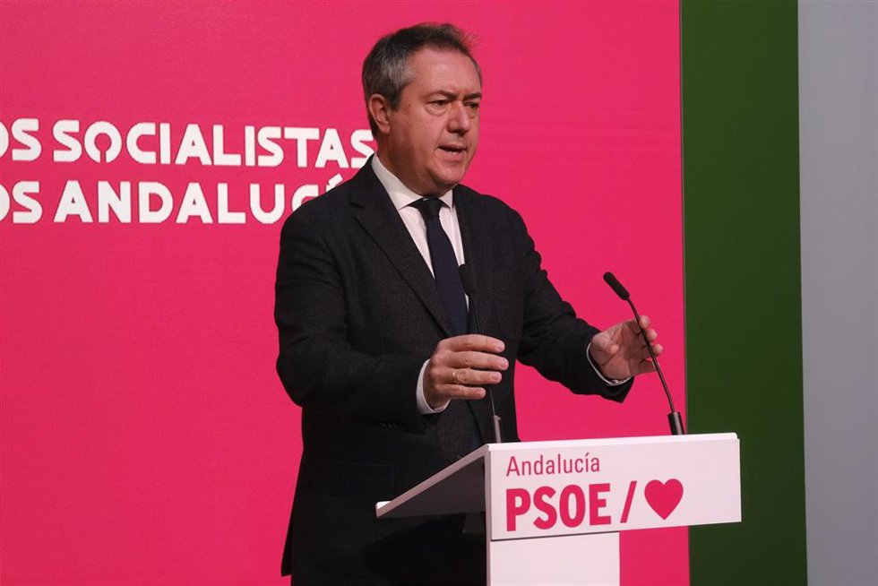 El secretario general del PSOE-A, Juan Espadas, en rueda de prensa.