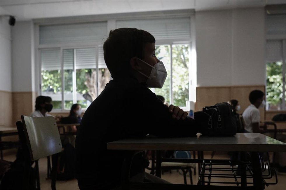Archivo - Un niño con mascarilla en un aula.