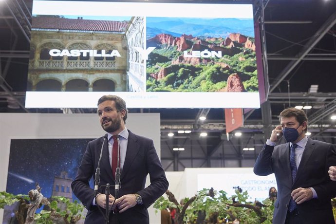 El presidente del Partido Popular, Pablo Casado, comparece en el estand de Castilla y León, en la tercera jornada de la 42 edición de la Feria Internacional del Turismo, Fitur 2022, en Ifema Madrid, a 21 de enero de 2022, en Madrid (España). 