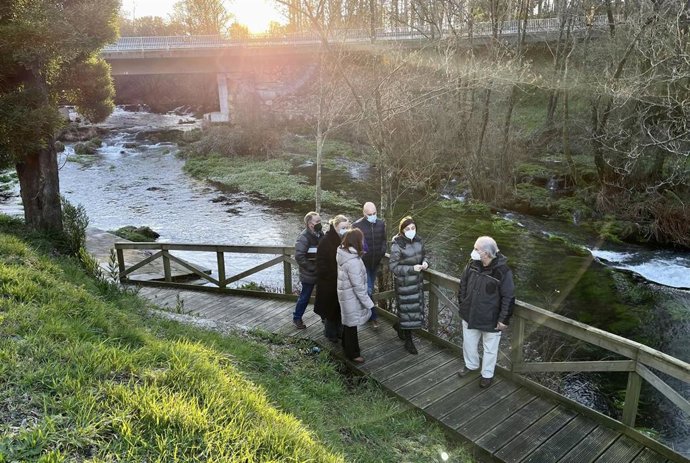 La conselleira de Medio Ambiente, Territorio e Vivenda, Ángeles Vázquez, visita la la Asociación Deportiva de Pesca Santa Comba-Xallas