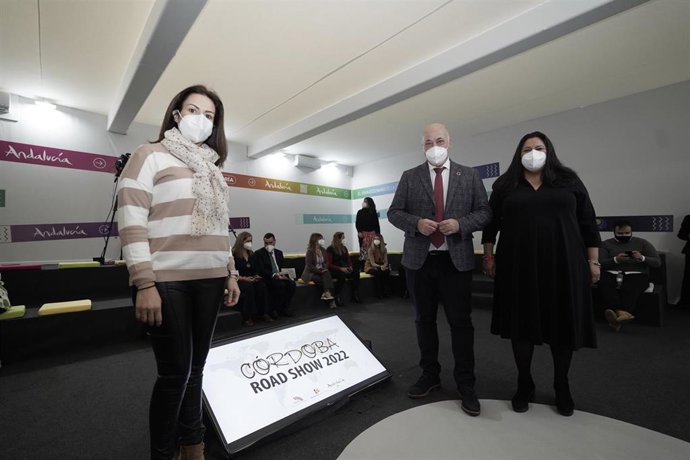 El presidente de la Diputación de Córdoba, Antonio Ruiz, junto a la vicepresidenta del Patronato de Turismo, Dolores Amo (dcha.), y la delegada de Turismo en la institución provincial, Inmaculada Silas, en la presentación de 'Road Show 2022'.