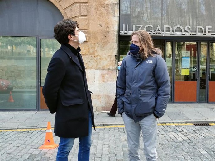 El Portavoz Nacional De Podemos, Pablo Fernández (D), Y El Coordinador De Iucyl, Juan Gascón (I), Este Viernes En Salamanca
