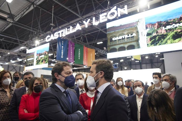 El presidente del Partido Popular, Pablo Casado y el presidente de Castilla y León, Alfonso Fernández Mañueco, se encuentran en el estand de Castilla y León, en la tercera jornada de la 42 edición de la Feria Internacional del Turismo, Fitur 2022.