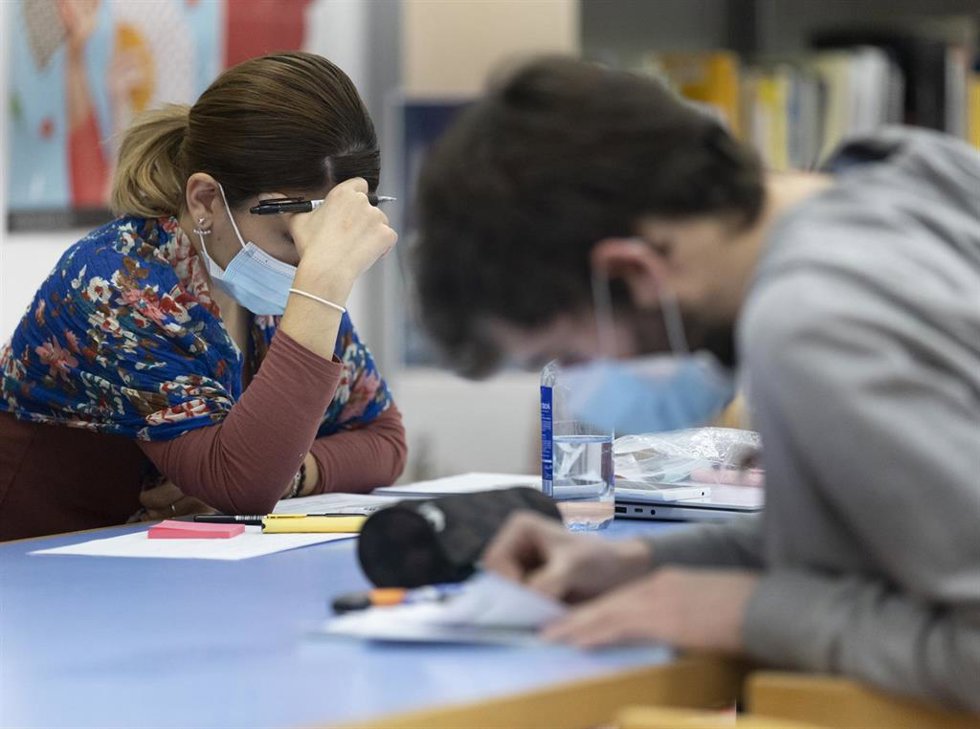 Varios estudiantes en una imagen de archivo.