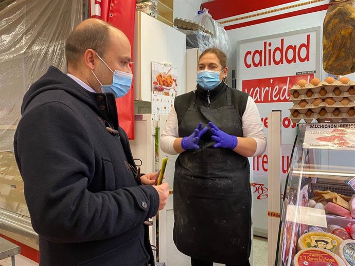 García de Polavieja en un comercio