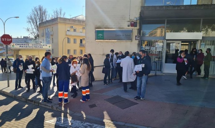 Concentración de profesionales y sindicales del sector sanitario en el centro de salud de Adoratrices.