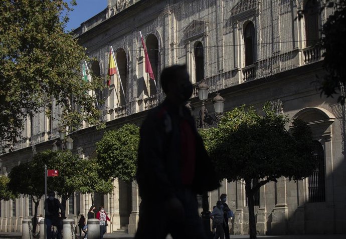 Archivo - Fachada del Ayuntamiento de Sevilla.