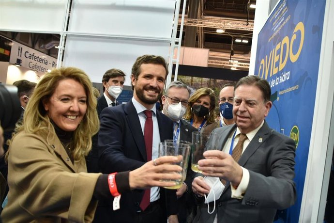 Visita de Teresa Mallada y Alfredo Canteli a Fitur, junto a Pablo Casado (PP)