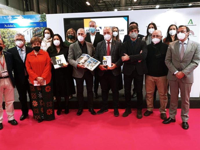 El presidente de la Diputación de Córdoba, Antonio Ruiz (centro), en la presentación del libro 'Córdoba 77. Miradas que nos hablan de luz, color, historia y futuro'.