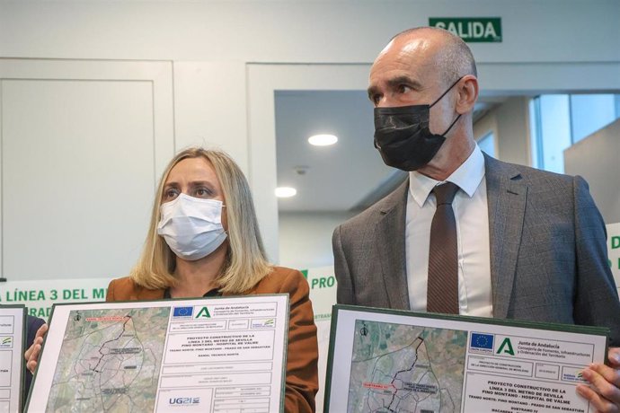 La consejera de Fomento, Infraestructuras y Ordenación del Territorio, Marifrán Carazo, junto con el alcalde de Sevilla, Antonio Muñoz, en la presentación del tramo norte de la línea 3 del Metro de Sevilla.