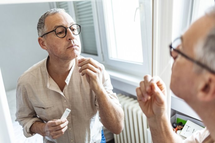 Hombre haciéndose un test de antigenos en su casa. Covid-19