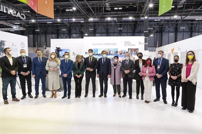 Participantes en la Asamblea General del Grupo Ciudades Patrimonio de la Humanidad de España como el alcalde de Salamanca y la alcaldesa de Segovia