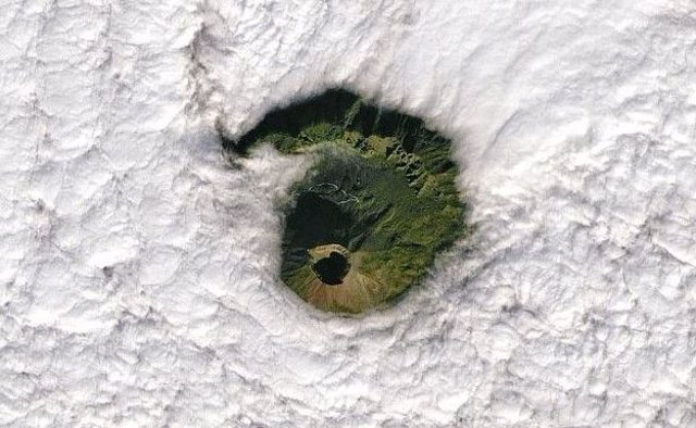 Cumbre del Vesubio sobresaliendo de la niebla vista desde el espacio