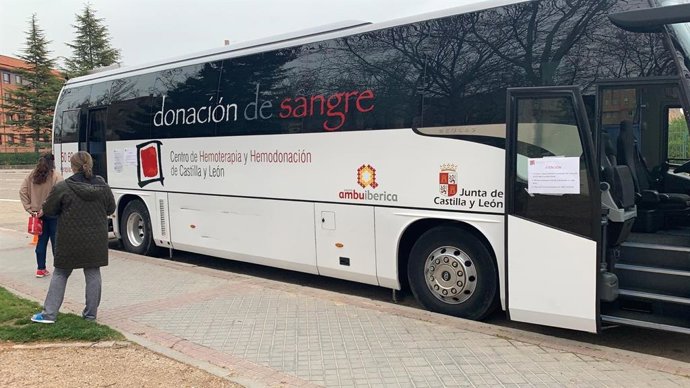 Archivo - Imagen de archivo de un autobús para la donación de sangre.
