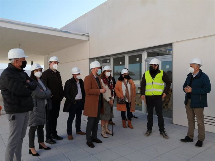 La delegada de Educación de la Junta en Granada, Ana Berrocal, durante una visita a las obras del nuevo colegio Francisco Ayala de Ogíjares.