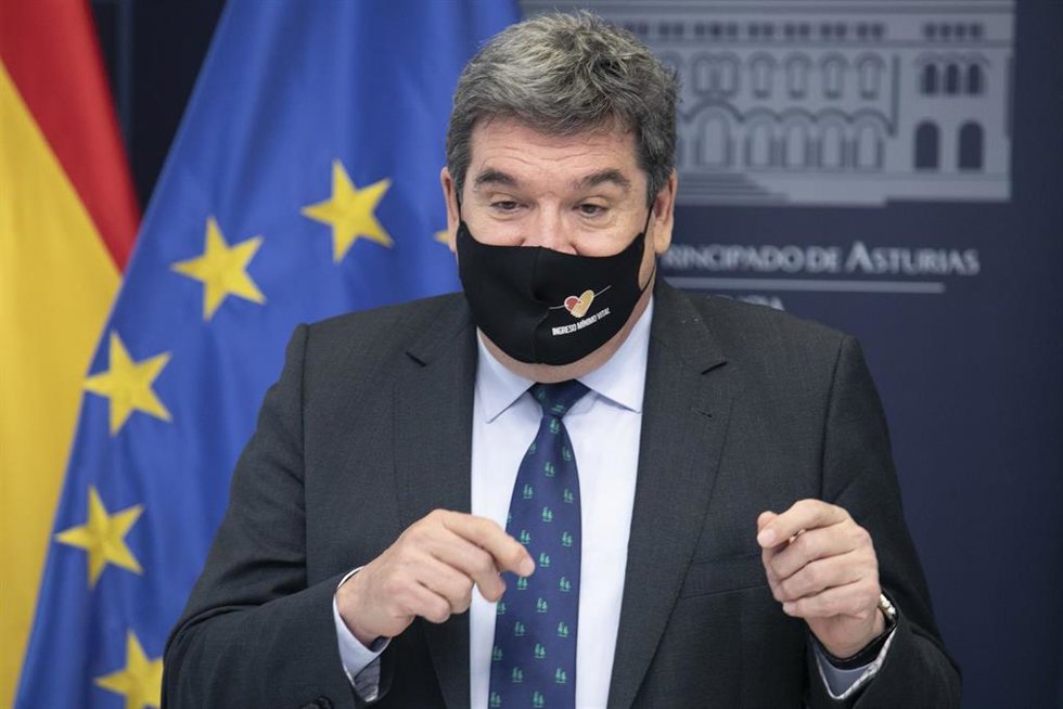 El ministro de Inclusión, Seguridad Social y Migraciones, José Luis Escrivá, comparece ante los medios de comunicación en la sede de la Presidencia de Oviedo, a 21 de enero de 2022, en Oviedo, Principado de Asturias (España). 