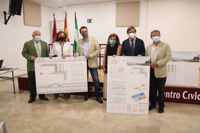 Presentación de los planos e infografía del centro de salud de Alcolea en Córdoba en una imagen de archivo.