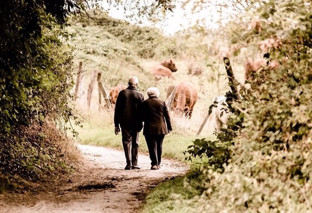 Archivo - Personas mayores dando un paseo.