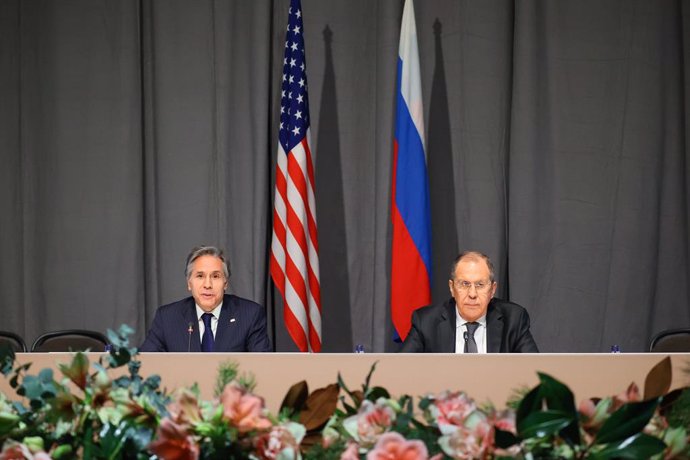Archivo - HANDOUT - 02 December 2021, Sweden, Stockholm: Russian Foreign Minister Sergey Lavrov (R) meets with US Secretary of State Antony Blinken on the sidelines of the 28th meeting of the Council of Foreign Ministers of the Organization for Security