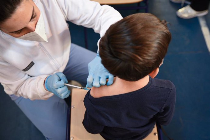 Un niño recibe la vacuna contra el Covid-19.
