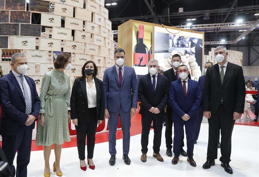 El presidente del Gobierno de España, Pedro Sánchez, visita el estand de La Rioja junto a la ministra de Turismo, Reyes Maroto, y en compañía de la presidenta riojana, Concha Andreu