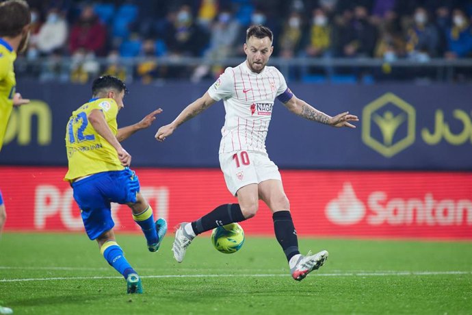 Ivan Rakitic of Sevilla in action during the spanish league, La Liga Santander, football match played between Cadiz CF and Sevilla FC at Nuevo Mirandilla stadium on January 3, 2022, in Cadiz, Spain.