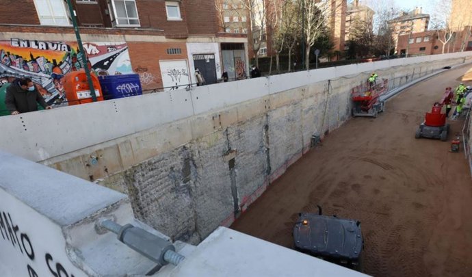El alcalde de Valladolid, Óscar Puente, en su visita a las obras del túnel de Andrómeda.