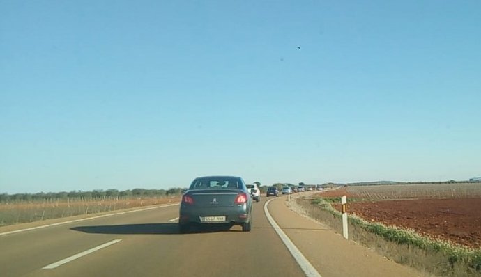 Algunos de los vehículos que han participado en la III Marcha Lenta para reclamar la A-81.