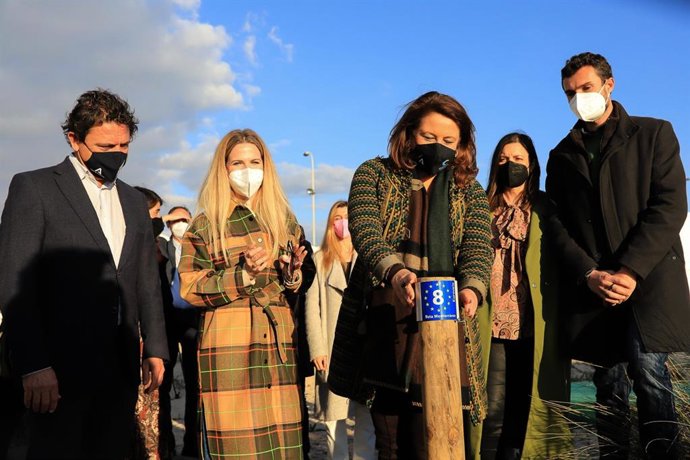 Crespo coloca la primera piedra del tramo 1 de la ruta Eurovelo 8 que une Cádiz y San Fernando.