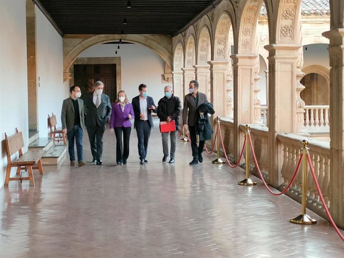 La vicepresidenta primera del Gobierno y ministra de Asuntos Económicos y Transformación Digital, Nadia Calviño, tercera por la izquierda, junto al resto de participantes en la apertura de la II Escuela de Gobierno del PSOECyL.