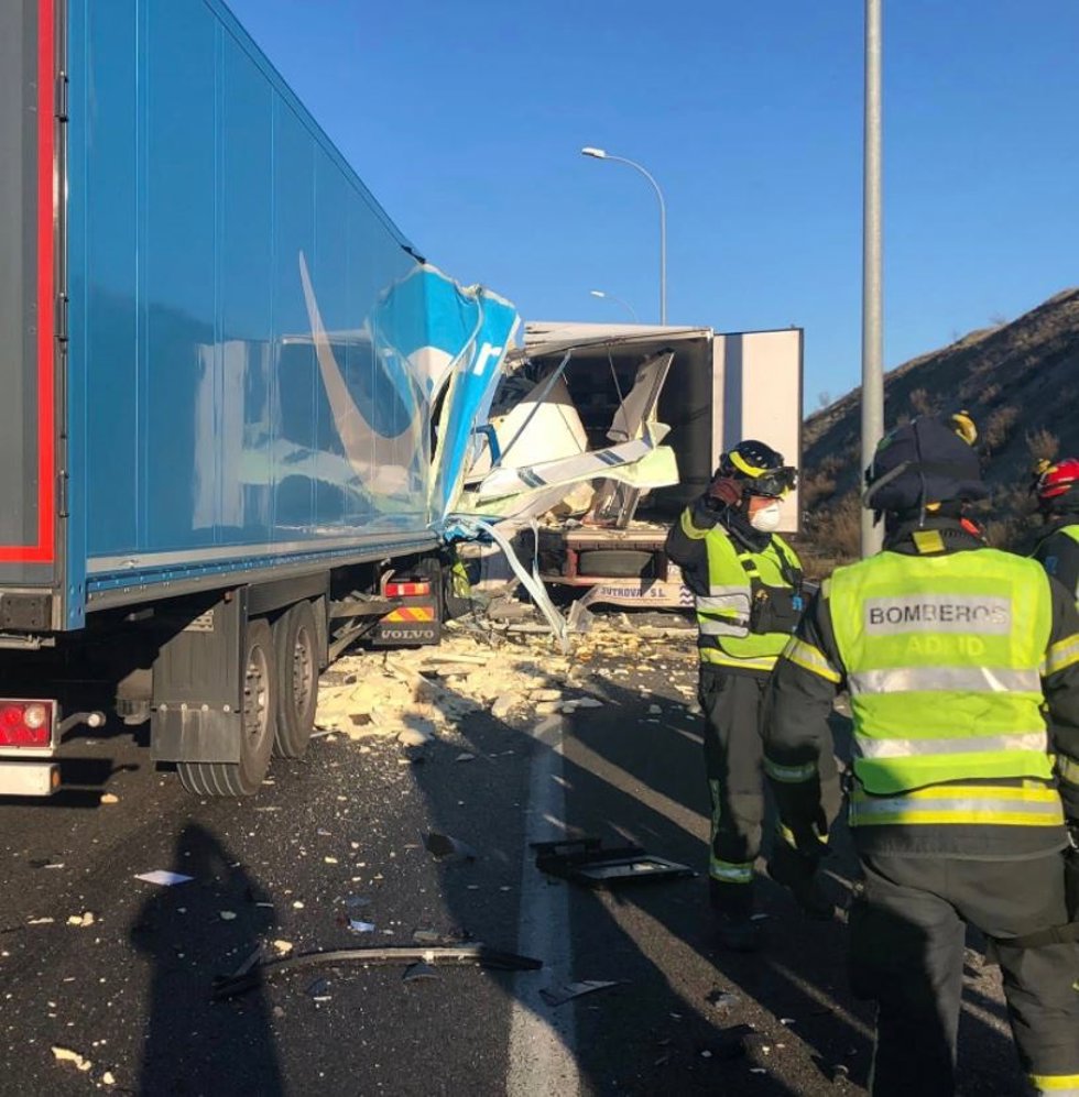 Choque de dos camiones en la M-50, en Villa de Vallecas.
