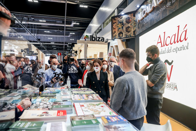 La presidenta de la Comunidad de Madrid, Isabel Díaz Ayuso, visita el stand de Alcalá, Madrid, en la tercera jornada de la 42ª edición de la Feria Internacional del Turismo, Fitur 2022