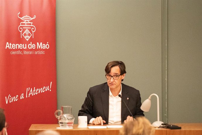 Salvador Illa (PSC) en una conferncia en l'Ateneu de Maó, a Menorca, el 21 de gener.