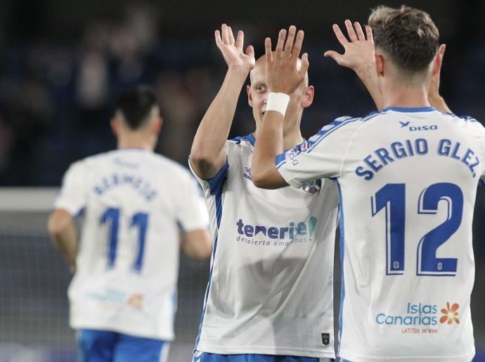 Víctor Mollejo y Sergio González celebran un tanto del Tenerife en el Heliodoro Rodríguez López